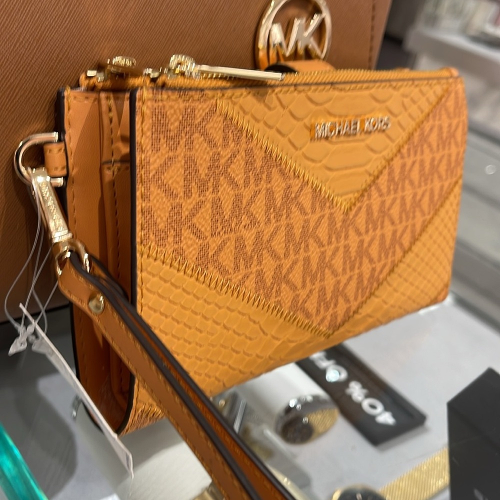 MICHAEL KORS JST LG DOUBLE ZIP WRISTLET WALLET PHONE HOLDER
CIDER
NWT - Picture 2 of 16